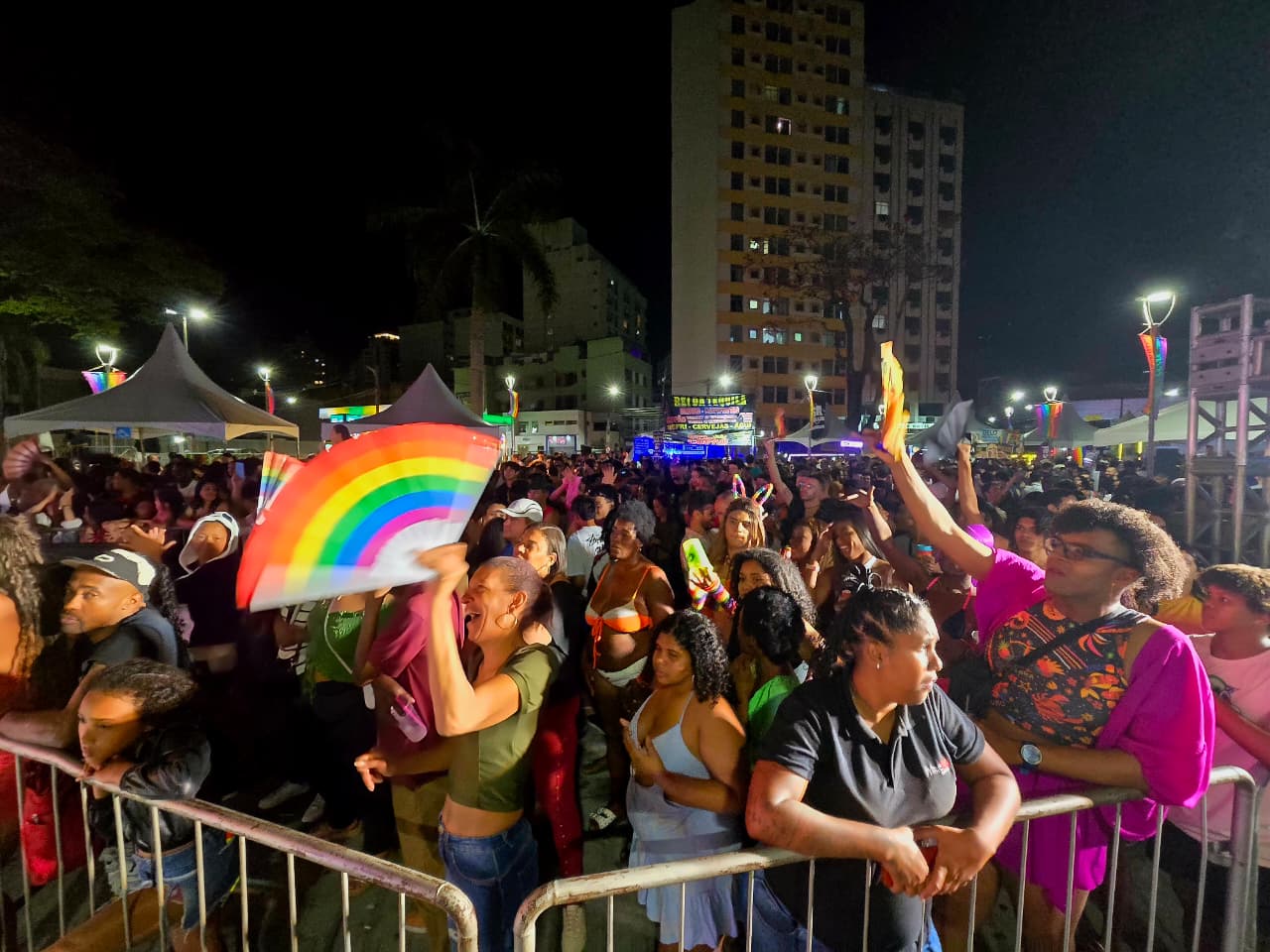 Público celebrando na Rainbow Fest
