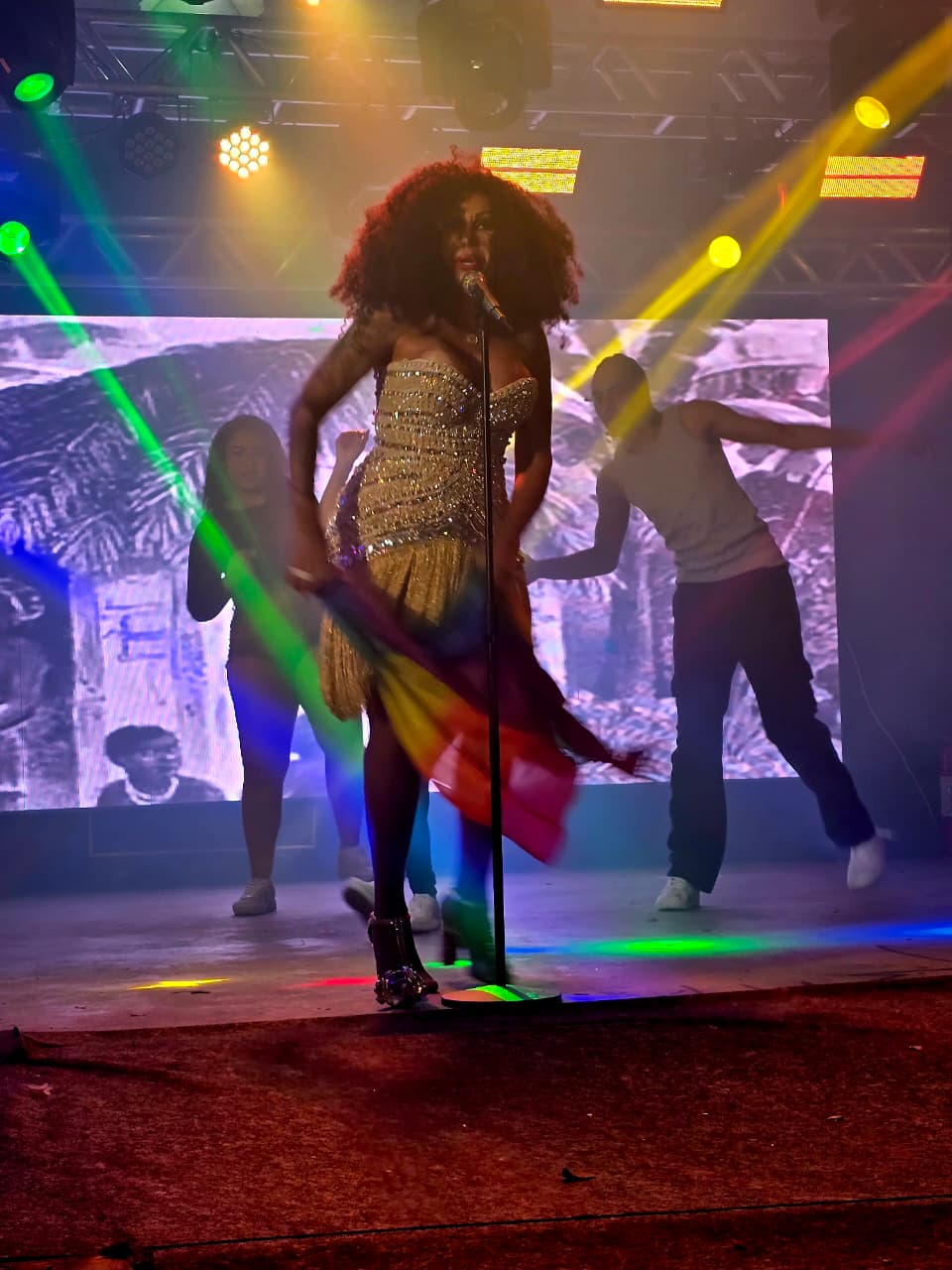 Drag queen se apresentando no palco