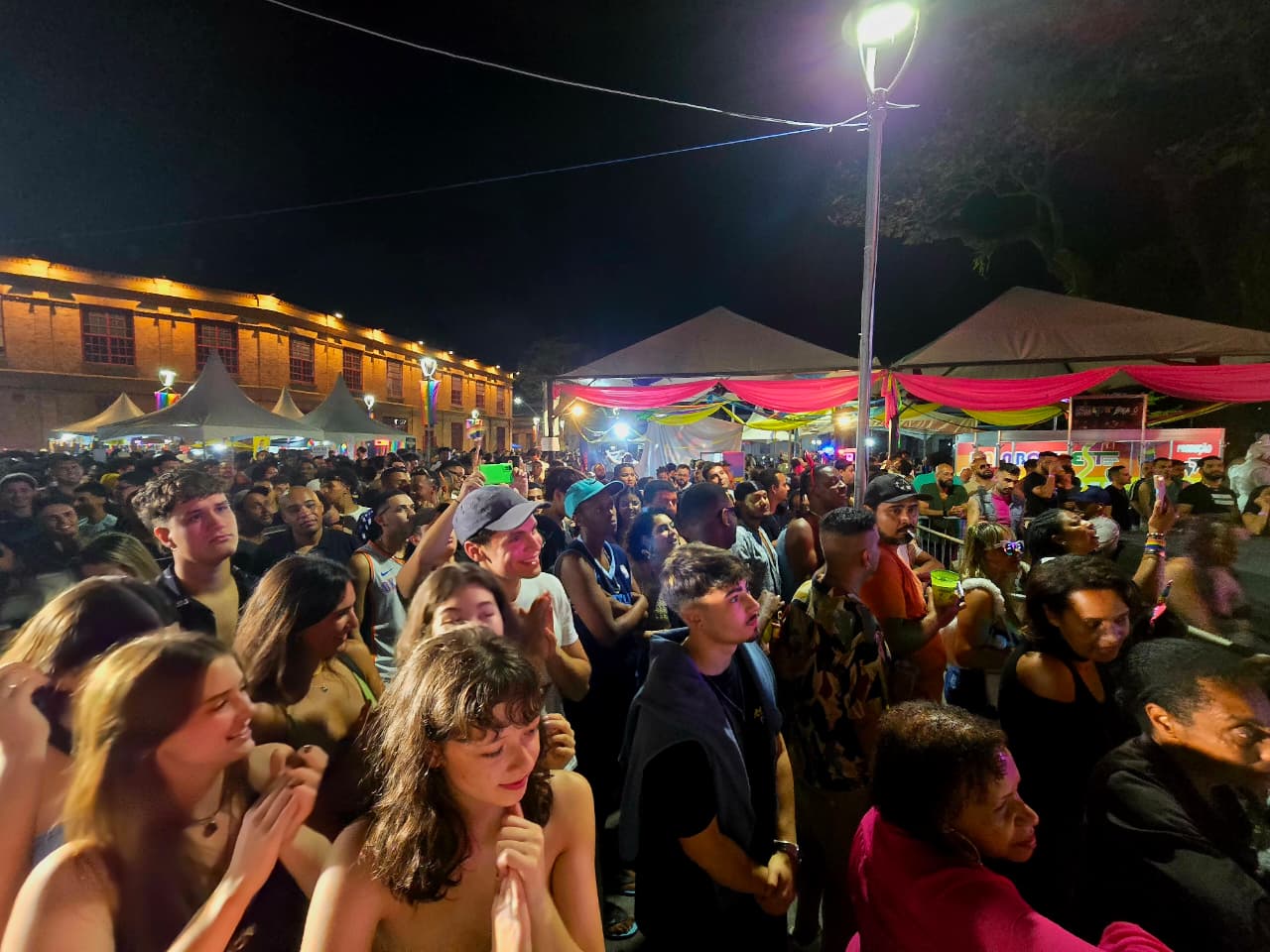 Multidão na Praça Tarcísio Delgado