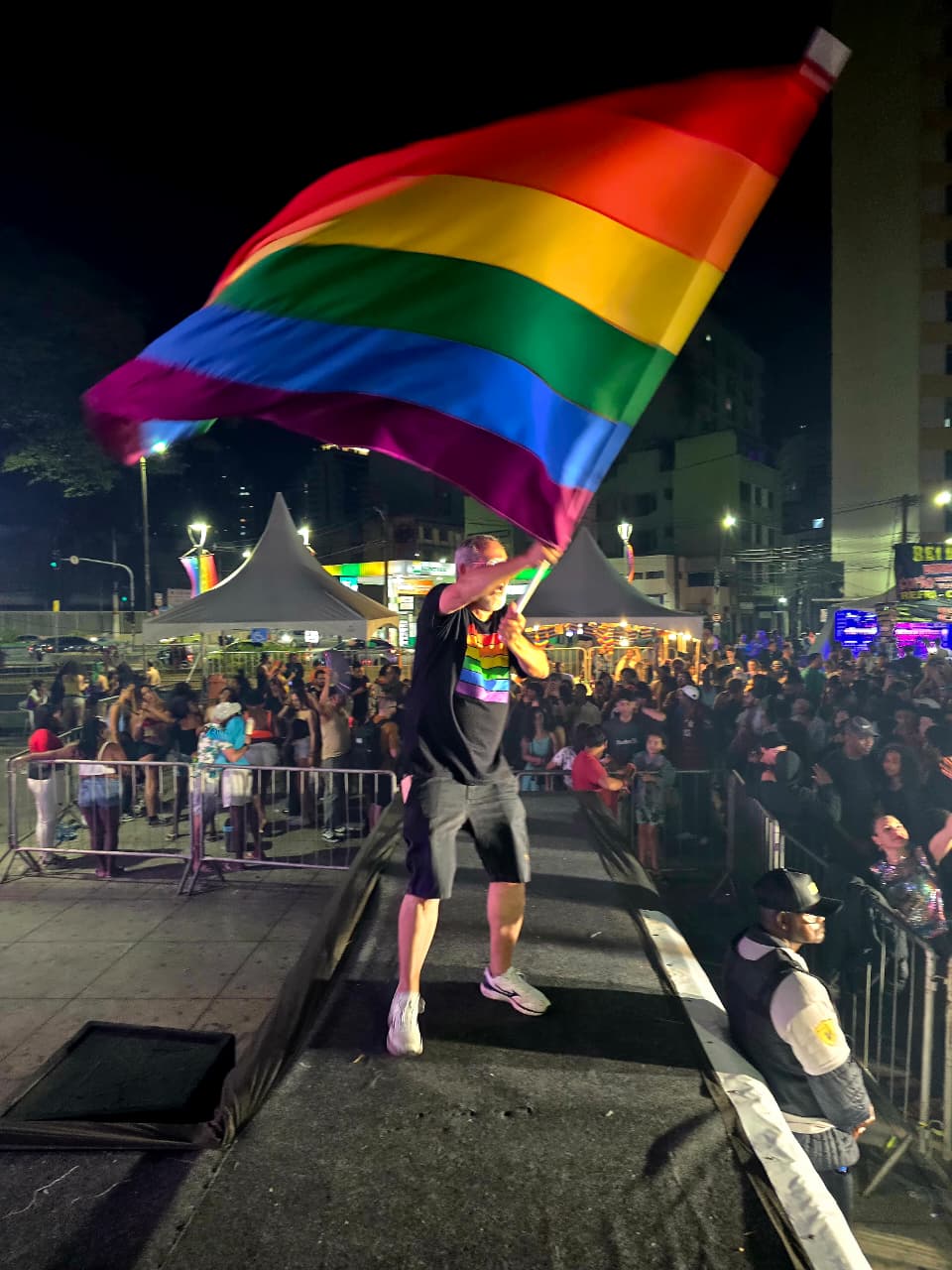 Bandeira LGBTQIA+ no palco